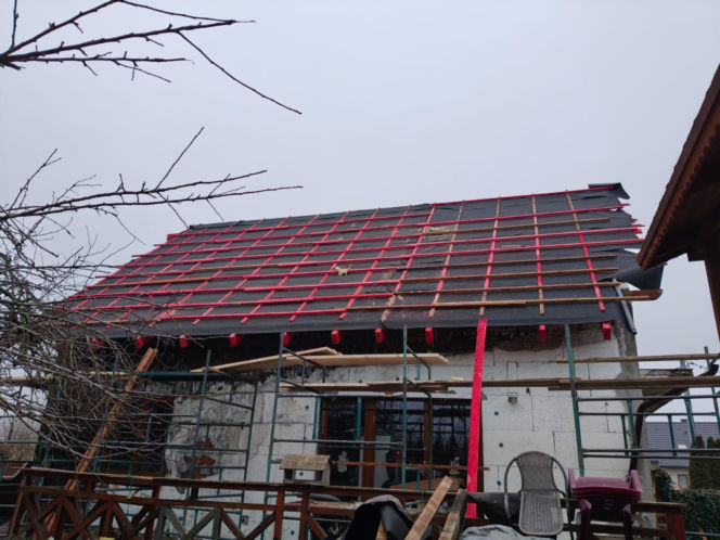 Dom Państwa Wysockich po pożarze - pierwsze prace to remont dachu