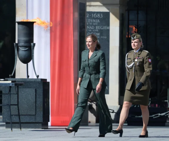 Marta Nawrocka na defiladzie. Ten garnitur to strzał w dziesiątkę