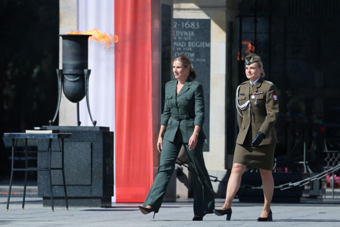 Marta Nawrocka w garniturze z militarnym twistem. Wyglądała jak milion dolarów