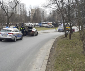Huknął w drzewo, połamał latarnię. Pijany kierowca kompletnie rozbił mercedesa
