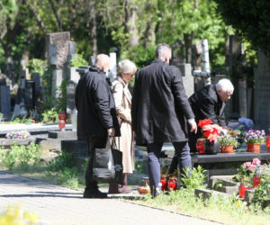 Jarosław Kaczyński na cmentarzu nie był sam. Pewna kobieta nie odstępowała go na krok