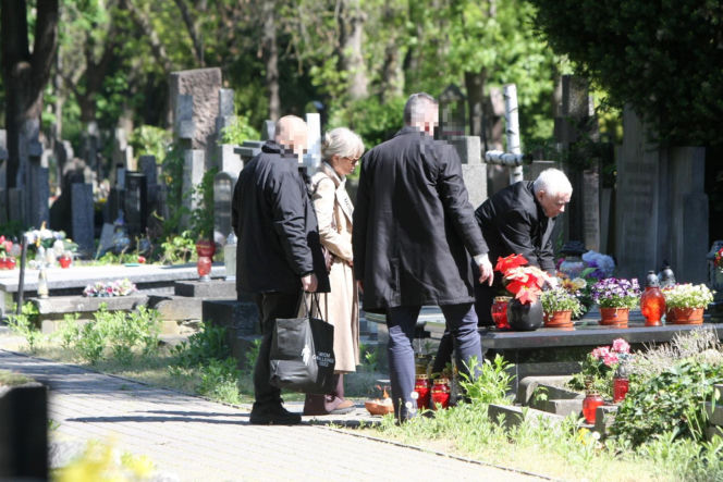 Jarosław Kaczyński na cmentarzu nie był sam. Pewna kobieta nie odstępowała go na krok