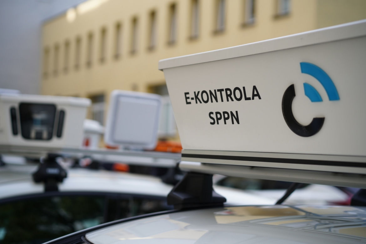 Nowe samochody do e-kontroli zalewają miasto