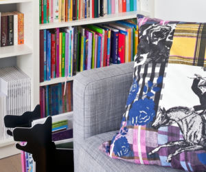 Designerski gazetnik w salonie