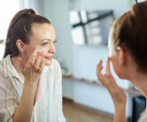 Baza pod makijaż czy krem nawilżający? Jeden poranny błąd może osłabić barierę ochronną skóry