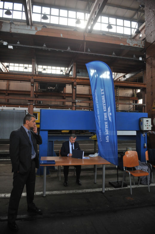 Kolejarze dostaną nowe pociągi do naprawy torowiska. Mówią na nie "kombajny"