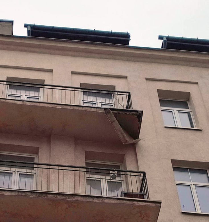 Fragment balkonu oderwał się na Pradze