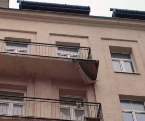 Fragment balkonu oderwał się na Pradze