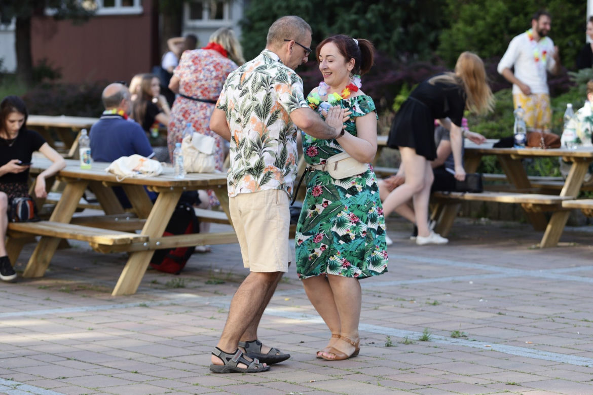 Studenci urządzili potańcówkę pod Uniwersytetem Śląskim w hawajskim stylu