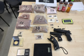 Policyjne uderzenia w Toruniu. W mieszkaniach ukrywali kilogramy towaru