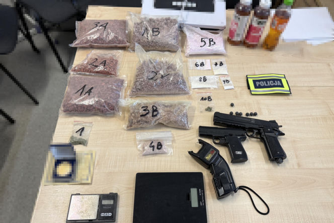 Policjanci z Torunia zabezpieczyli kilogramy narkotyków. 22-letnia kobieta i dwóch 41-latków w kajdankach