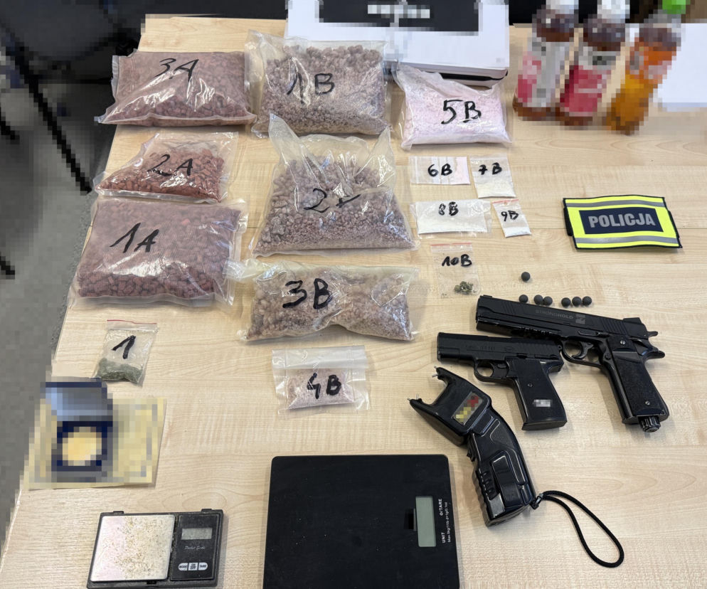 Policyjne uderzenia w Toruniu. W mieszkaniach ukrywali kilogramy towaru
