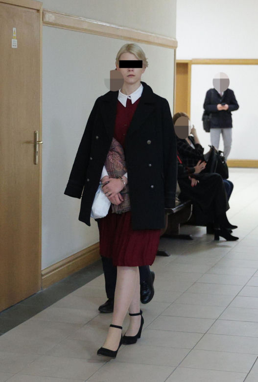 Karolina zadźgała nożem ukochanego. Mama ofiary wybiegła z płaczem z sądu, gdy usłyszała nagrania ze 112