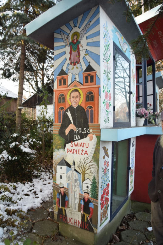 Podkarpackie: 30 lat buduje kapliczkę!  Zobacz niezwykłe zdjęcia