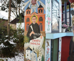 Podkarpackie: 30 lat buduje kapliczkę!  Zobacz niezwykłe zdjęcia