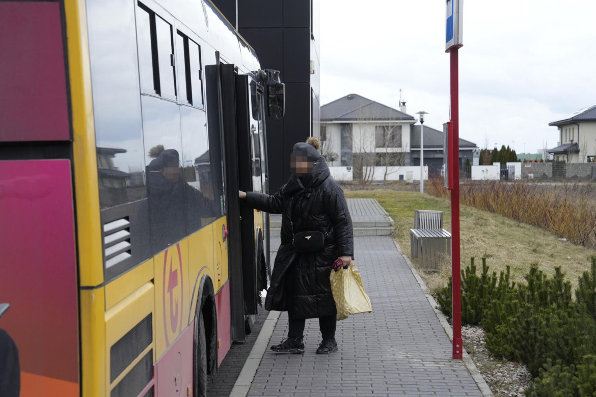 Autobus już może zakręcić. Koniec groteski przed przychodnią na Bemowie