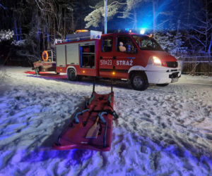 Ładzyń - lód załamał się pod autem, które wjechało na zamarznięty zbiornik wodny Bagno