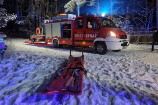 Ładzyń - lód załamał się pod autem, które wjechało na zamarznięty zbiornik wodny Bagno