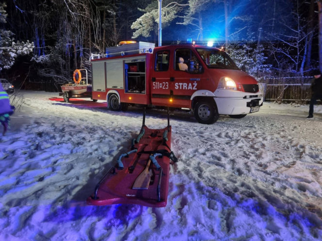 Ładzyń - lód załamał się pod autem, które wjechało na zamarznięty zbiornik wodny Bagno