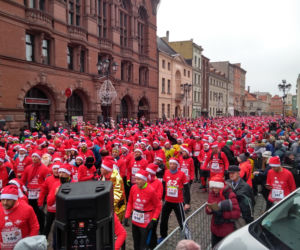 Piękny Festiwal Biegów Świętych Mikołajów Fabryki Cukierniczej Kopernik