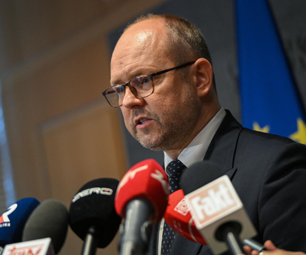 Marcin Przydacz przemawia do wielu mikrofonów. O polskiej delegacji na szczyt NATO przeczytasz na SE Portal Obronny.