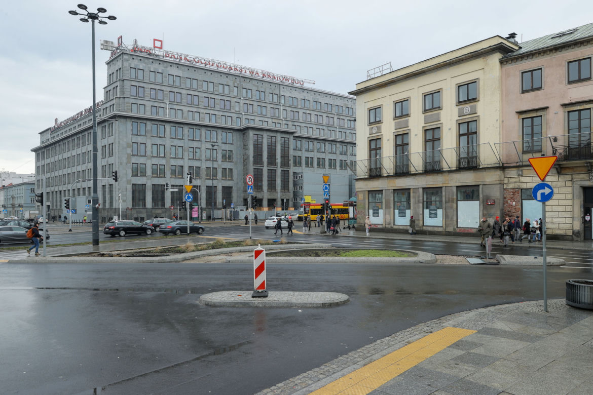 Rozgrzebane i źle oznakowane rondo de Gaulle'a. Drogowcy zapomnieli o swojej inwestycji?