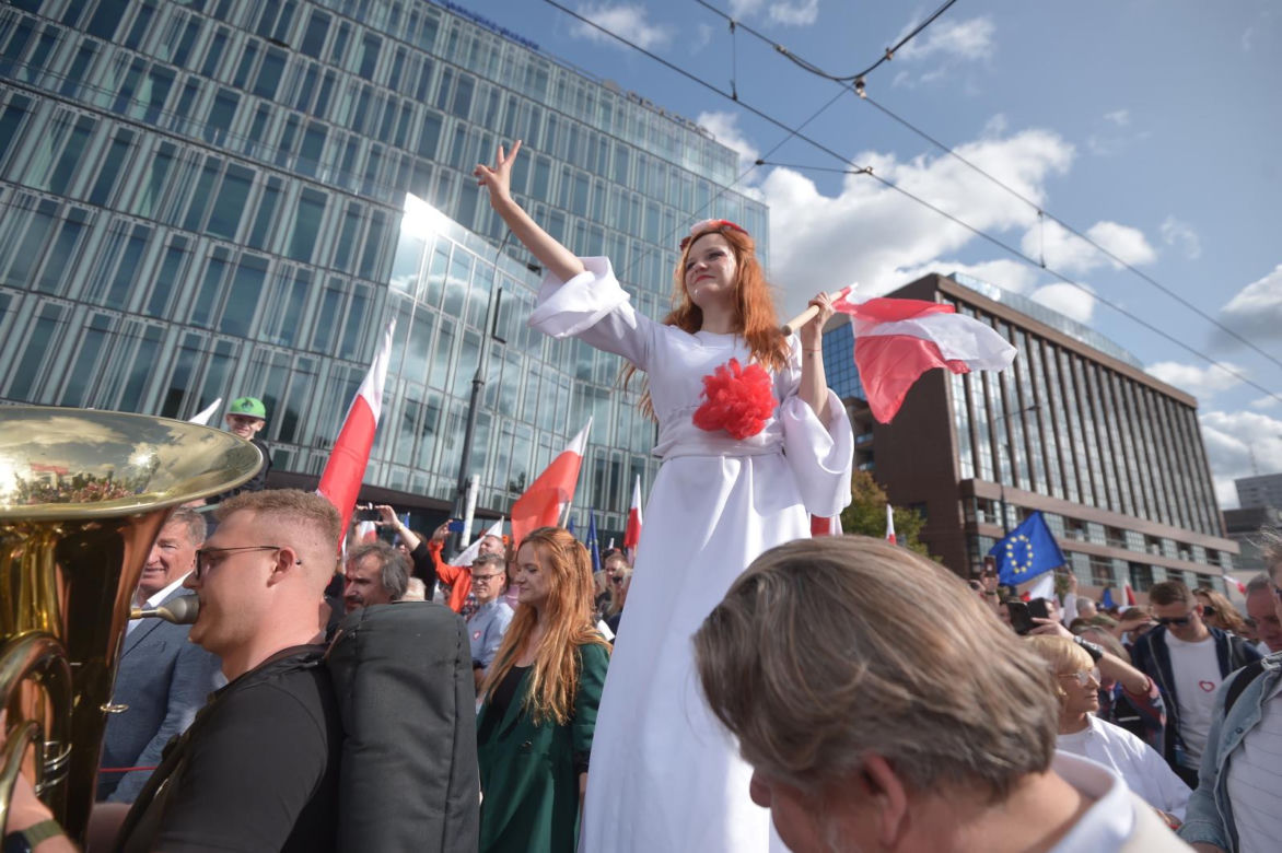 Ruszył Marsz Miliona Serc! Ogromne tłumy Polaków na ulicach Warszawy [ZDJĘCIA]