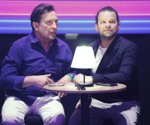 Zagrał czarny charakter w M jak miłość, teraz zdjął buty w pociągu i zaczęła się jazda. Nieźle oberwał