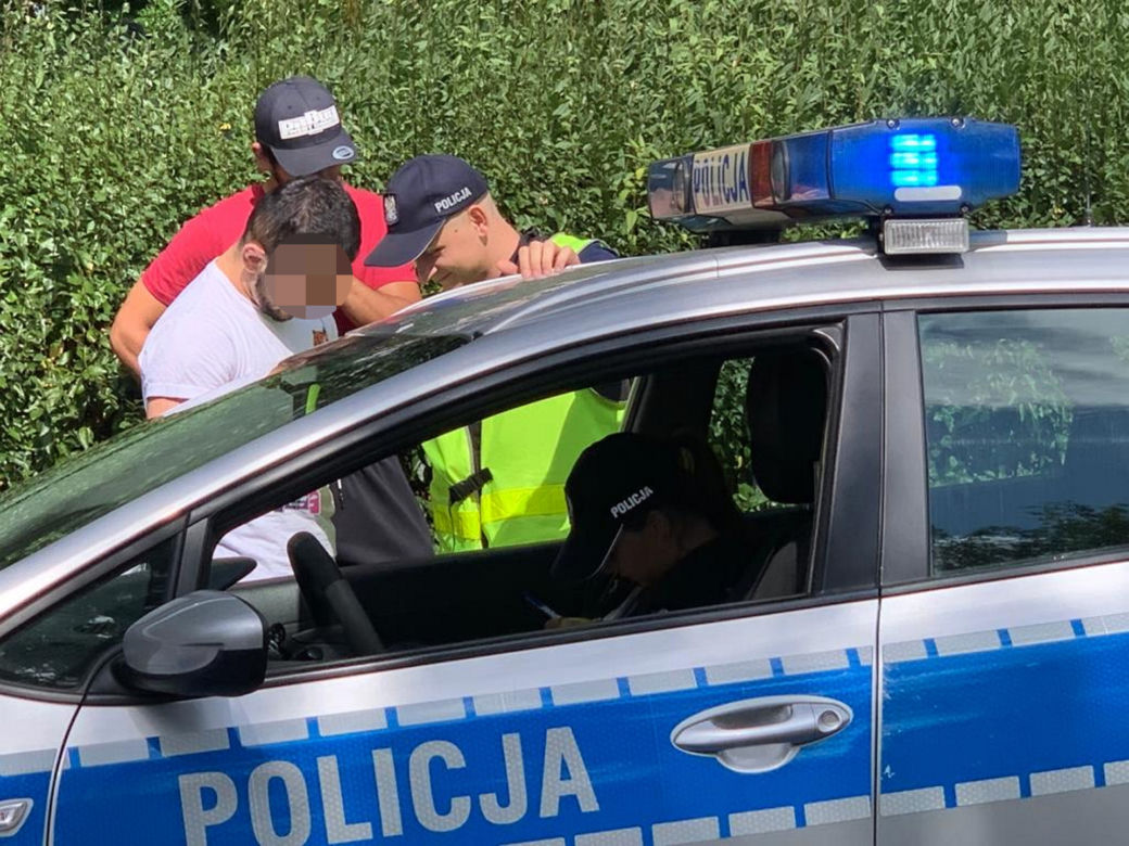 Uderzył w miejski autobus i uciekł. W trakcie pościgu zderzył się z kolejnym autobusem 