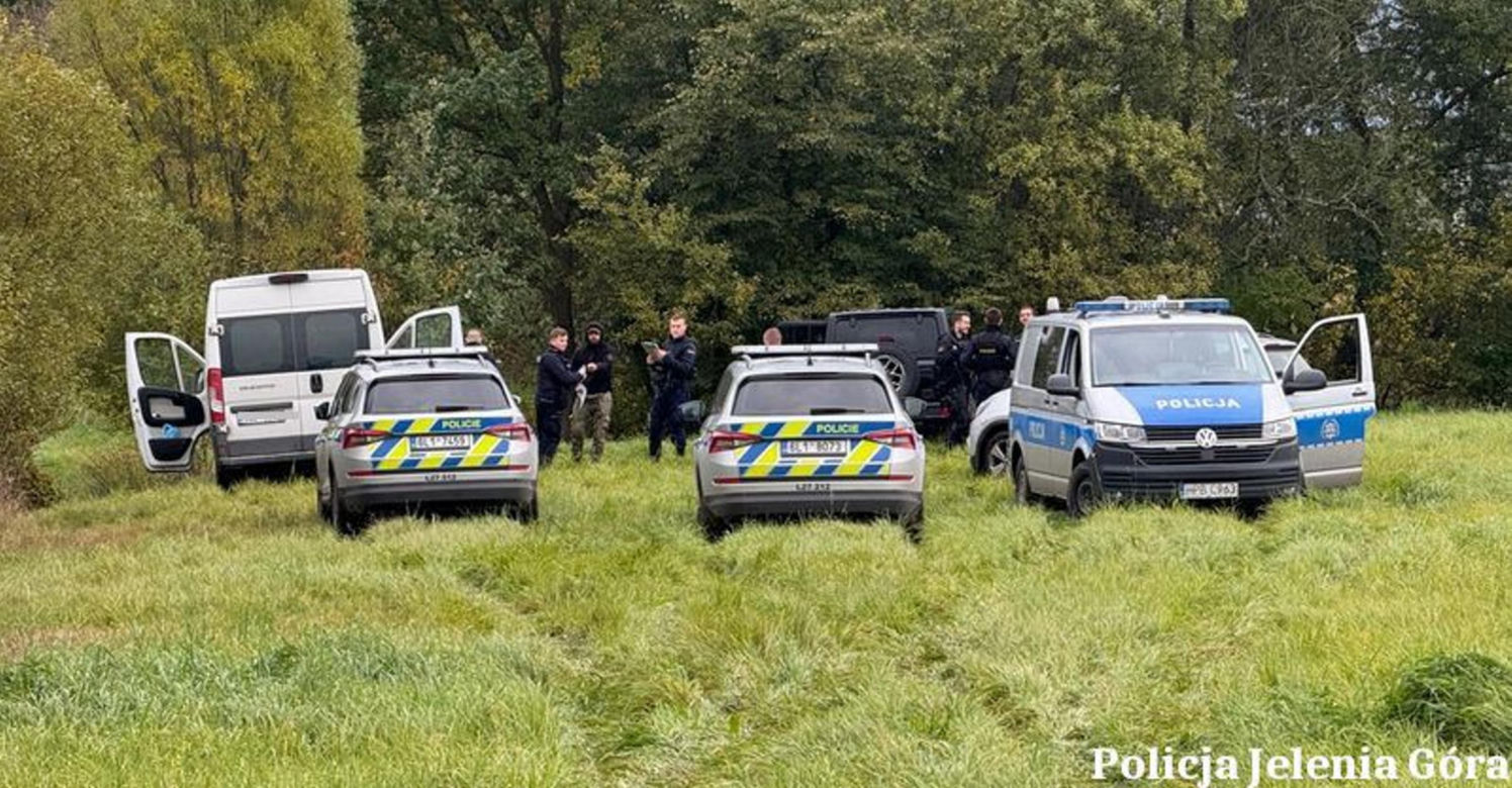 Nieudana blokada policji pod Jelenią Górą. Kierowca fiata ducato pojechał dalej [ZDJĘCIA]