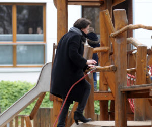 Premier w szpilkach na placu zabaw