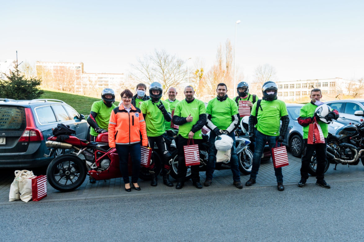 Koronawirus w Trójmieście. Jeżdżą na motorach i pomagają seniorom