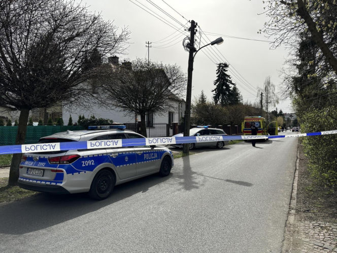 „Sztuczną szczękę wepchnięto jej do gardła”. Przerażające ustalenia. W mieszkaniu w Warszawie znaleziono cztery ciała