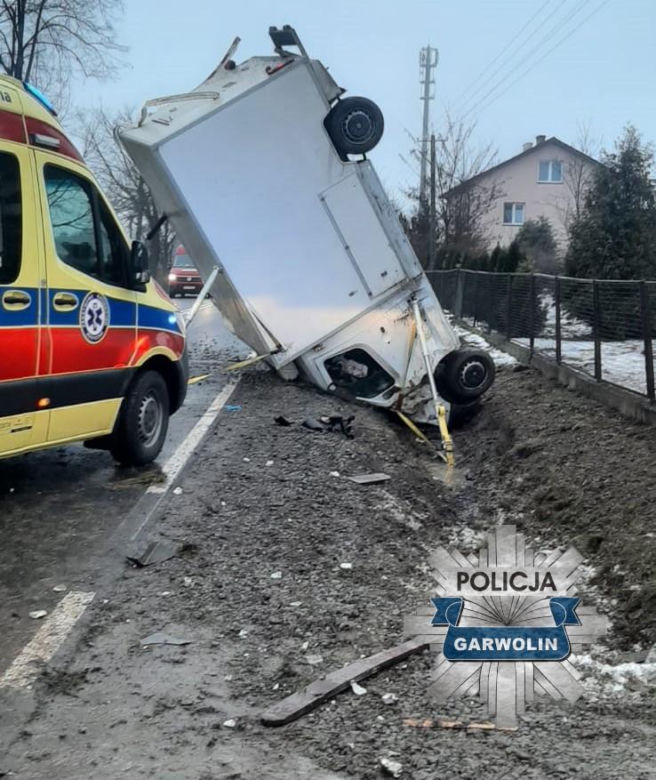 Bus wjechał do rowu i stanął w pionie
