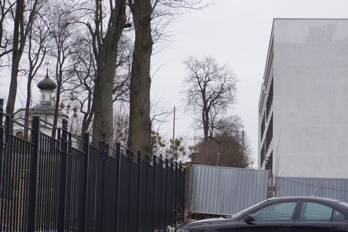 Blok z widokiem na betonowy mur. To "prestiżowa" inwestycja w Białymstoku