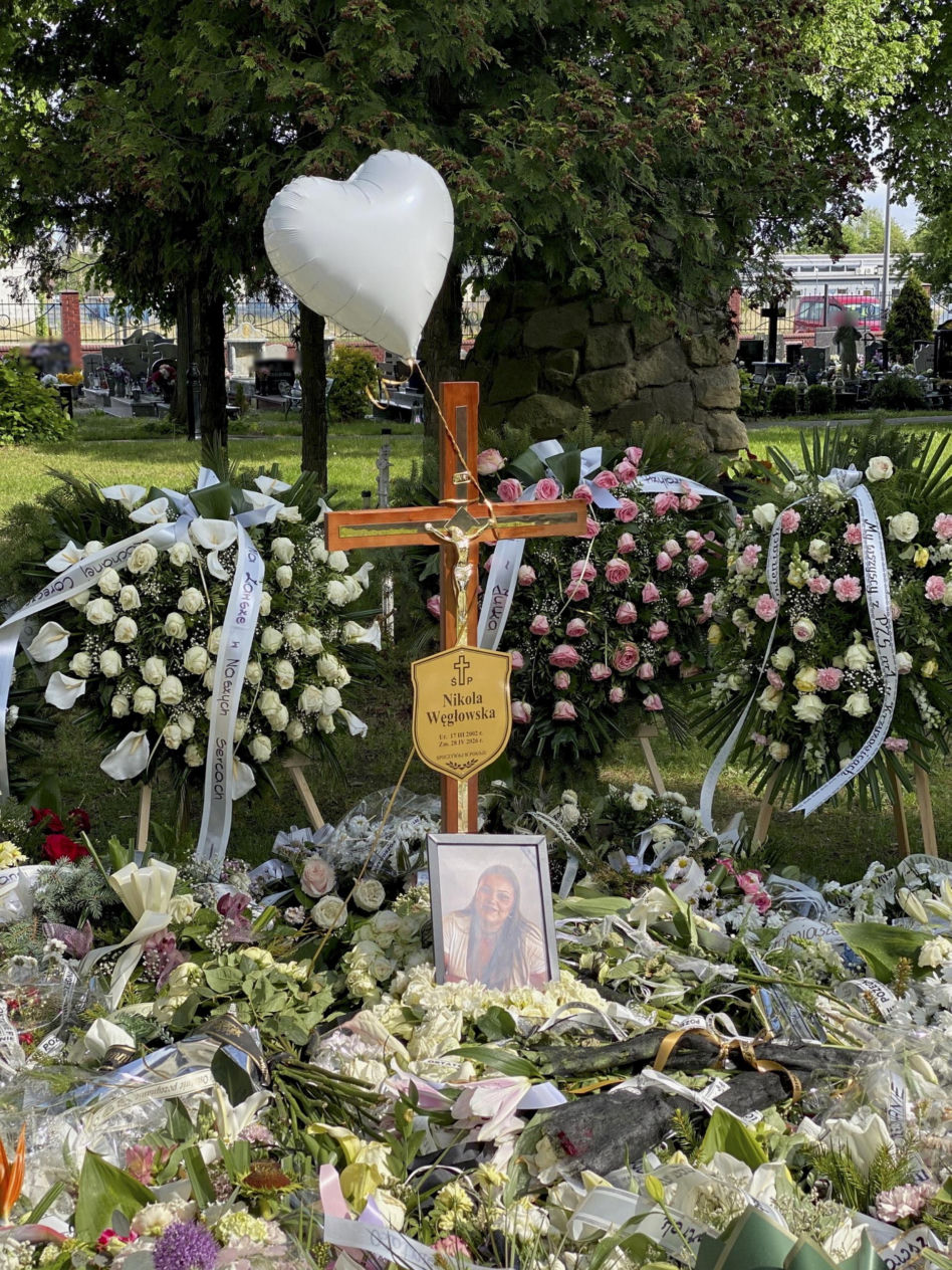 Grób Nikoli Węgłowskiej utonął w kwiatach