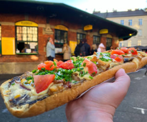 Zapiekanka PRL – kultowy street food z pieczarkami i serem, który podbił Polskę