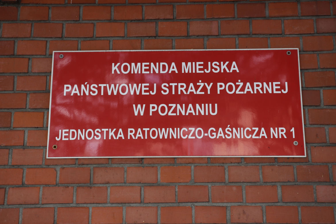 Znicze i kwiaty dla tragicznie zmarłych strażaków 