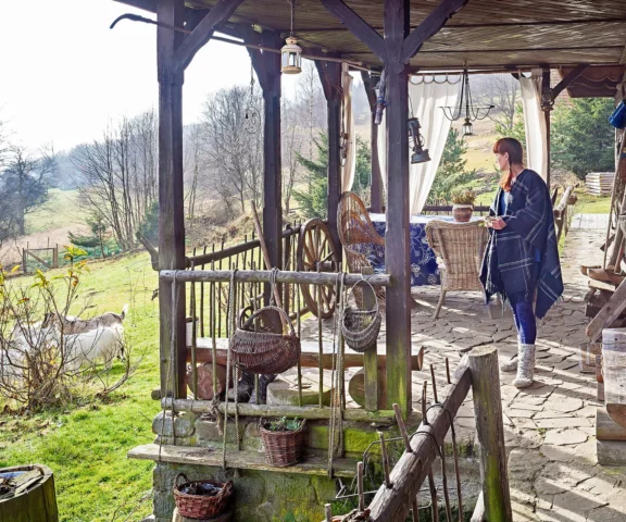 Rzuciła Kraków i szpilki dla starej chałupy na 730 m n.p.m. Dziś jest wolna, doi kozy i mówi, że to jej miejsce na ziemi