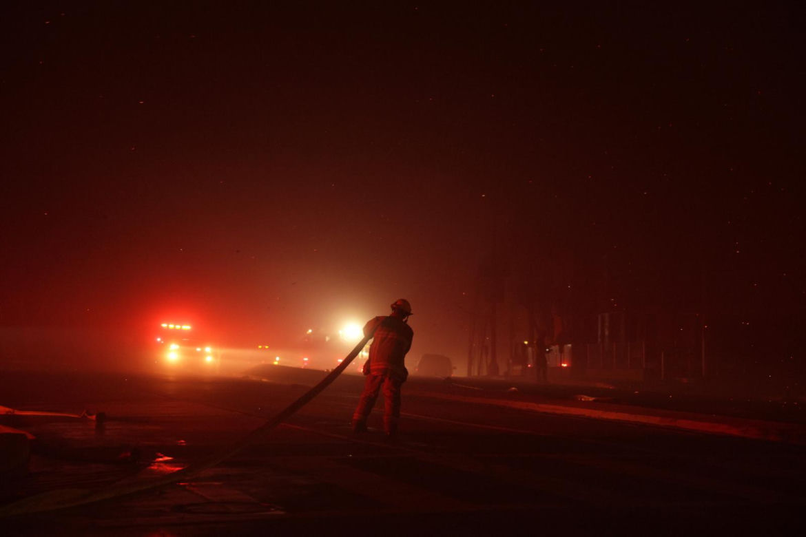 Strażacy walczą z pożarem w Pacific Palisades, ekskluzywnej dzielnicy Los Angeles 
