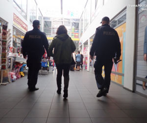 Śląskie: W komunikacji miejskiej i sklepach coraz więcej policyjnych patrol. Rośnie liczba mandatów za brak maseczki