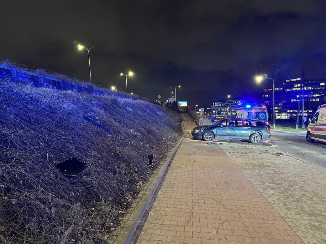  Osobówka runęła z wysokiej skarpy. Autem podróżowało pięć osób. Są ranni!