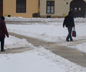 Rynek w Tarnowie pod śniegiem. W akcji pługopiaskarka MPGK