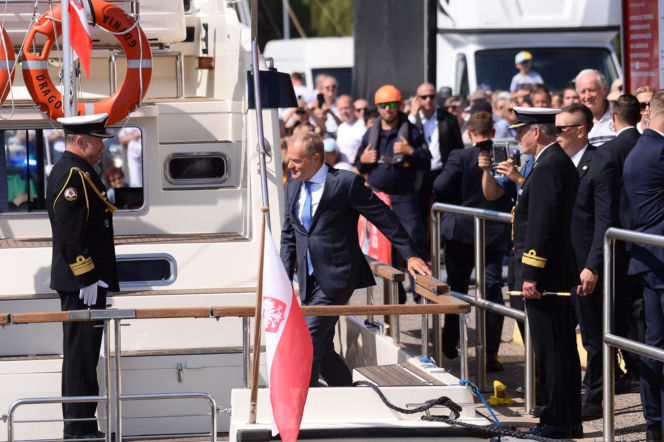 Święto Wojska Polskiego. Donald Tusk na jachcie w Gdyni.