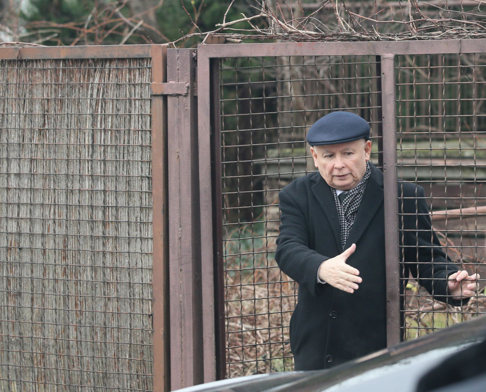 Jarosław Kaczyński jak co niedziela pojechał na mszę do kościoła św. Benona