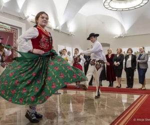 Uczniowie z Zakopanego ubrali choinkę w Pałacu Prezydenckim. Córka Pierwszej Damy skradła show!