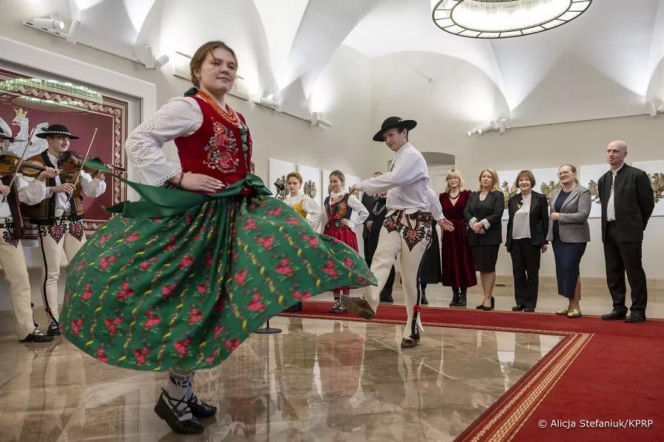 Uczniowie z Zakopanego ubrali choinkę w Pałacu Prezydenckim. Córka Pierwszej Damy skradła show!