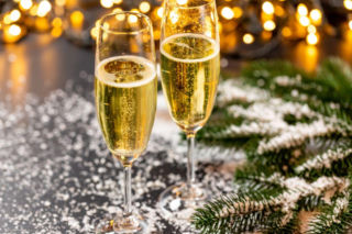 Dobre szampany do 100 zł. Jak wybrać tanie i smaczne wino musujące?