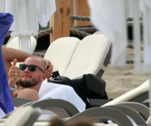 Kurek wyleguje się na plaży po igrzyskach