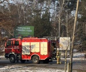 Bohaterska reakcja w czasie pożaru auta pod sklepem! Klient nie wahał się ani chwili